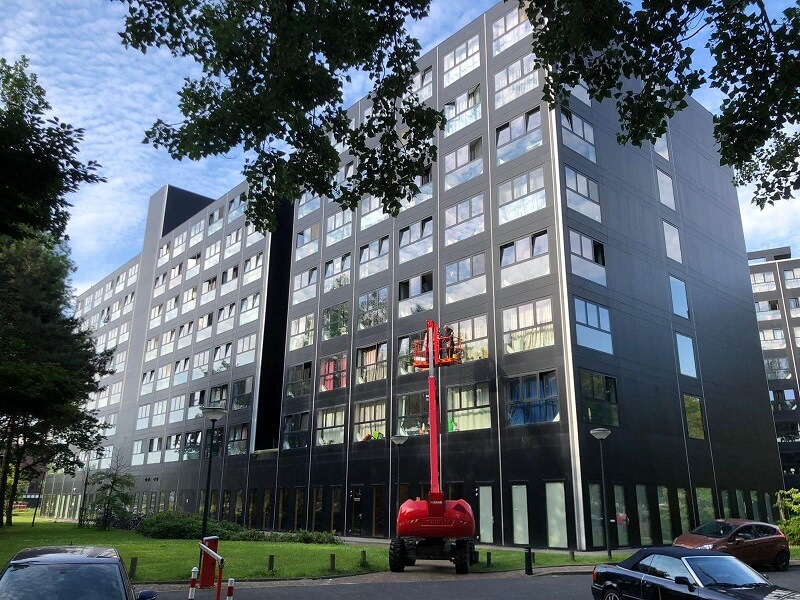 Coverplan beplakt glas met zonwerende folie bij de Zwarte Dozen in Leiden